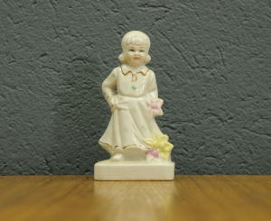 Figura Dziewczynki- Szkliwiona Porcelana